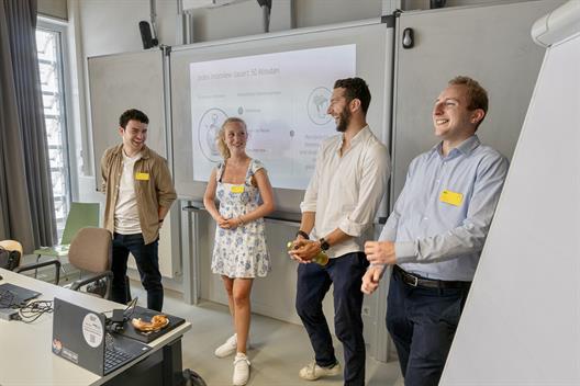 Die BCG-Experten Mit großem Engagement und sichtlich gut gelaunt stellten die BCG-Experten Jan Philip Böckers, Malte Drescher, Malte Stulgies und Pia Keller die Boston Consulting Group vor.